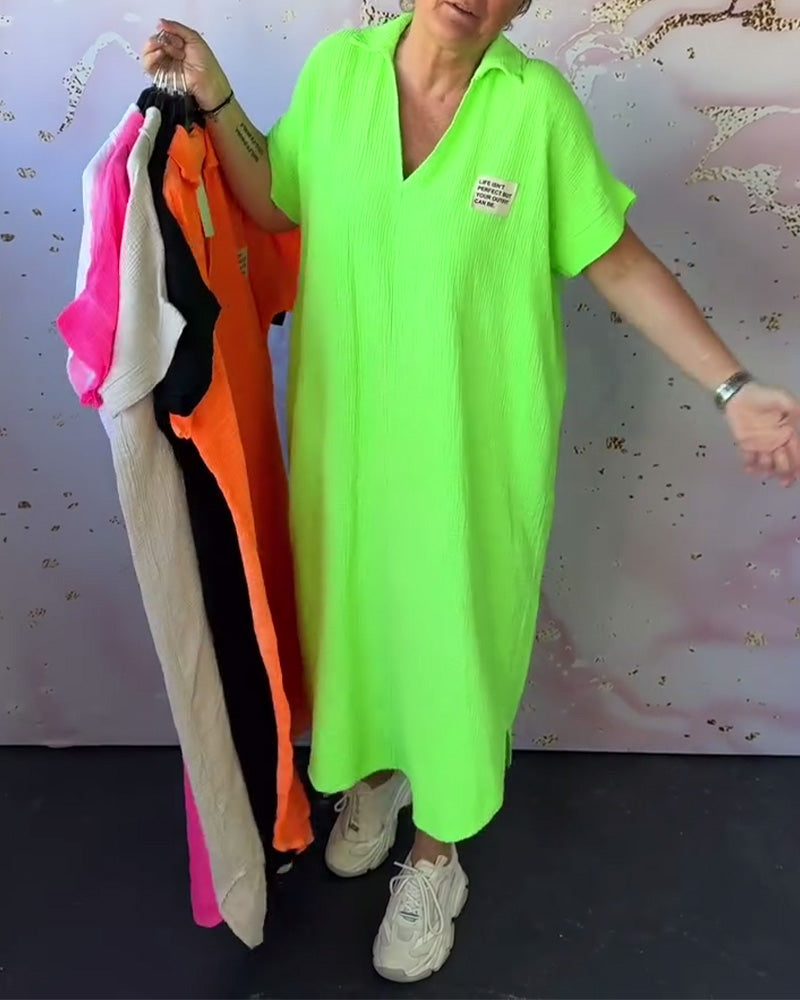 Abito lungo plissettato con scollo a V e tinta unita