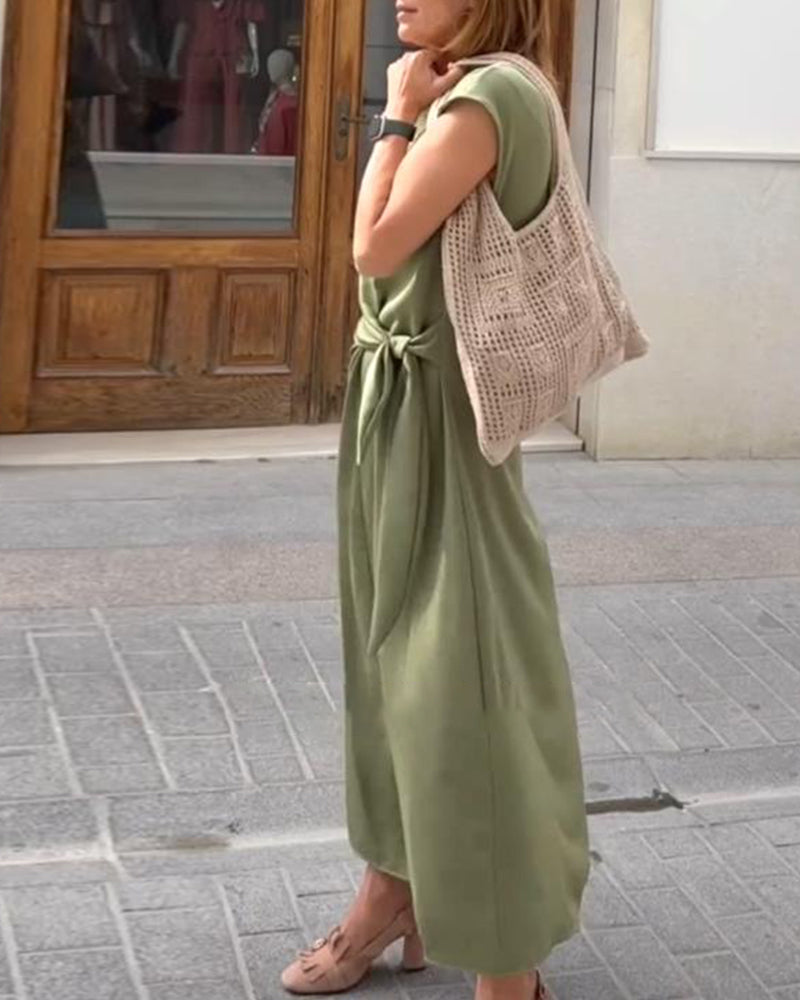 Temperamentvolles Kleid mit einfarbiger Taillenschnürung