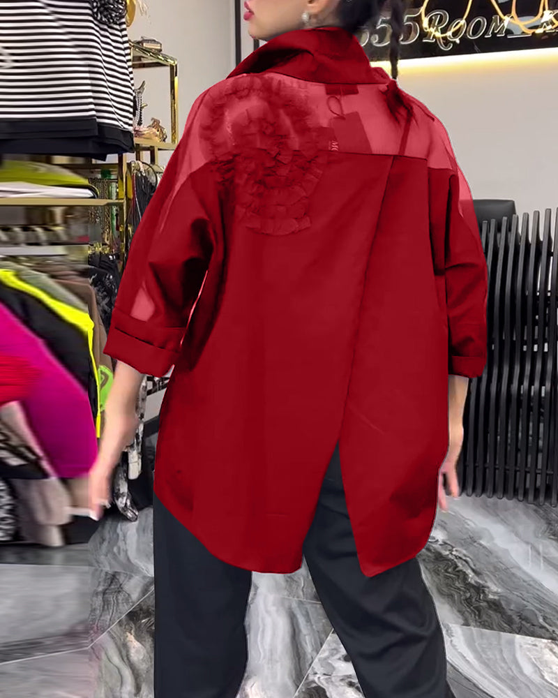 Camicetta con fiori e cuciture in pizzo sul risvolto