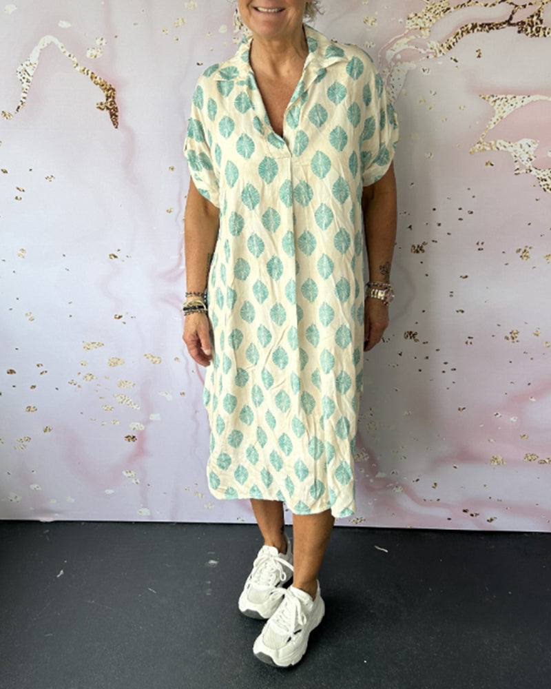 Abito ampio a maniche corte con risvolto