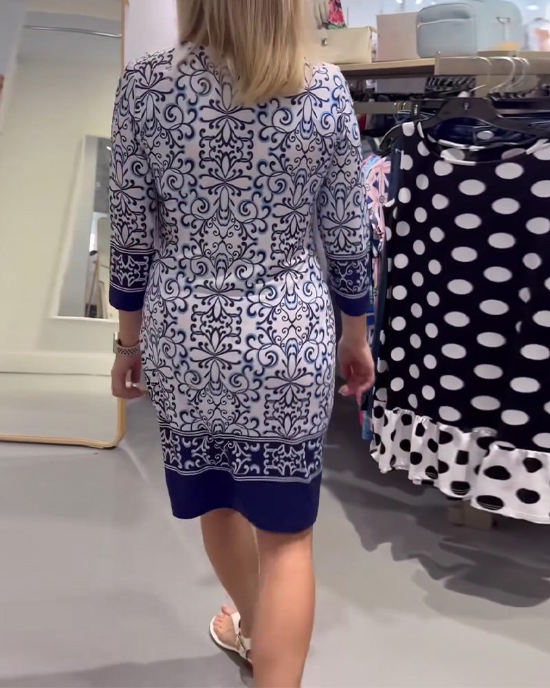 Abito aderente con stampa a contrasto e maniche a tre quarti