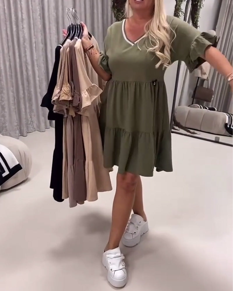 Abito a trapezio con scollo a V e maniche a volant