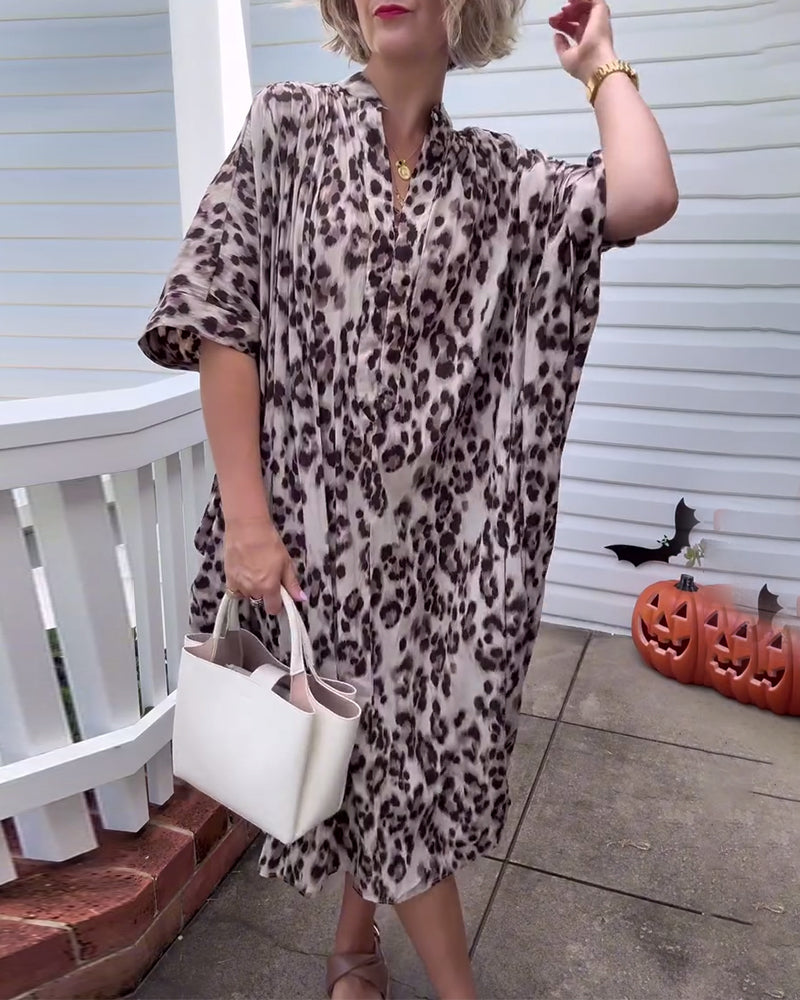 Abito ampio con stampa leopardata e collo alto a mezze maniche