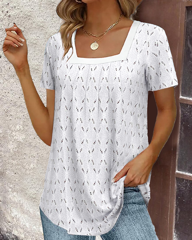 Kurzärmliges T-Shirt mit weitem Kragen und Hohlspitze