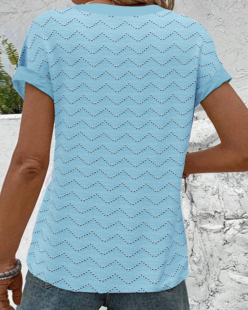 Kurzarm-T-Shirt mit V-Ausschnitt und Hohlsaum