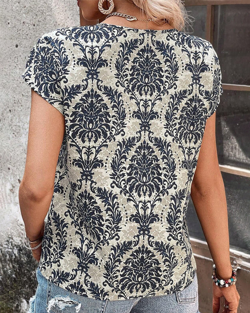 Kurzarm-T-Shirt mit V-Ausschnitt und Hohlmuster