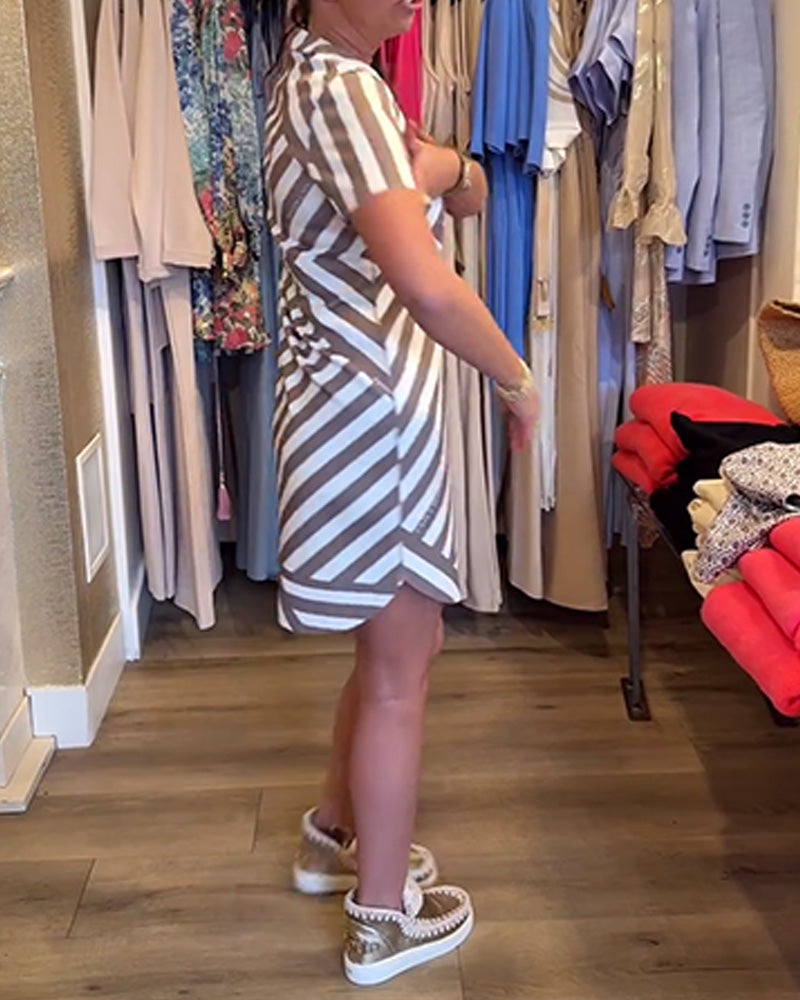 Gestreiftes Strickkleid mit Stehkragen und Schlitz