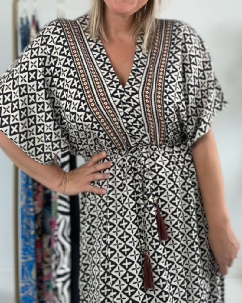 Kleid mit V-Ausschnitt, Rüschenärmeln und Bindegürtel