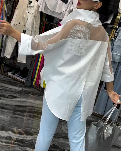 Camicetta con fiori e cuciture in pizzo sul risvolto