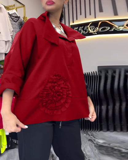 Camicetta con fiori e cuciture in pizzo sul risvolto