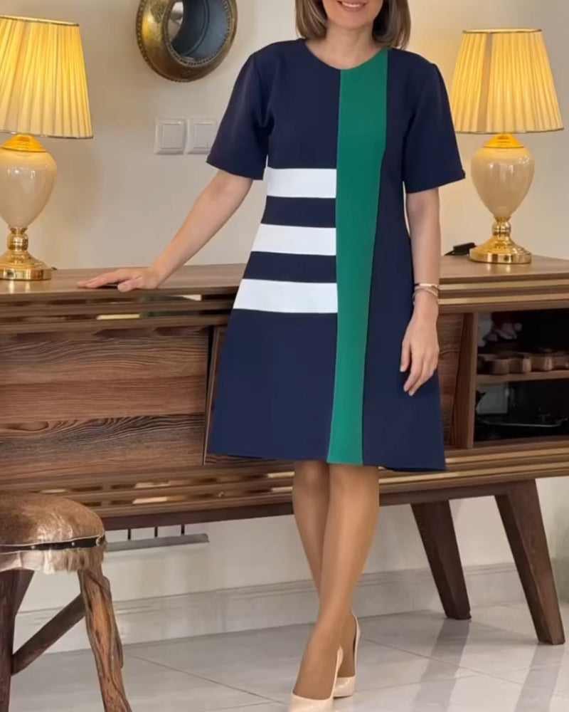 Abito girocollo a contrasto a maniche corte