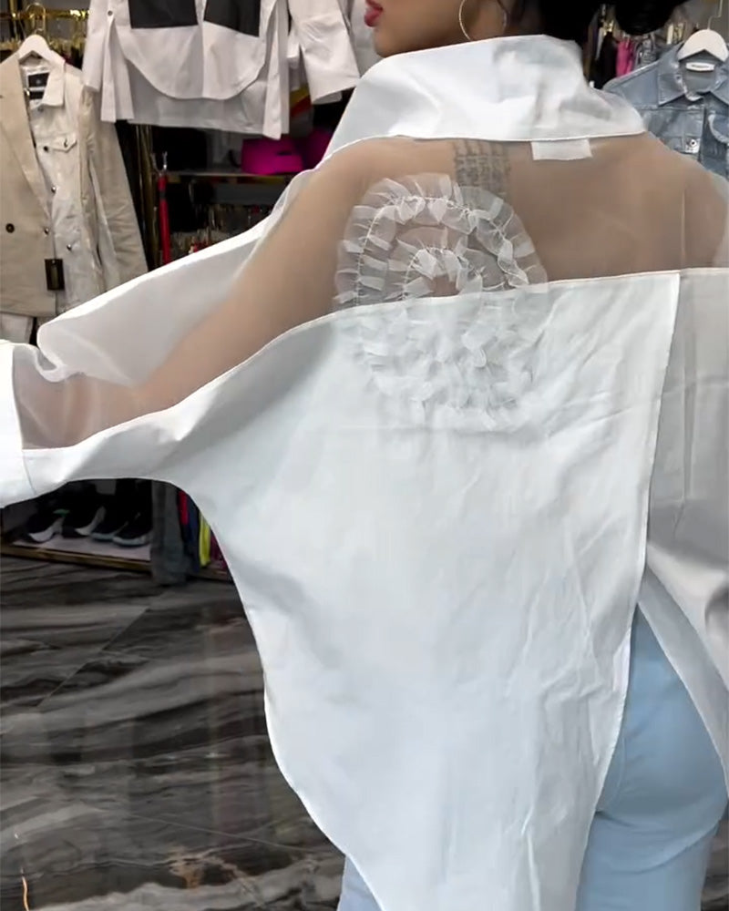 Camicetta con fiori e cuciture in pizzo sul risvolto