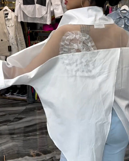 Camicetta con fiori e cuciture in pizzo sul risvolto