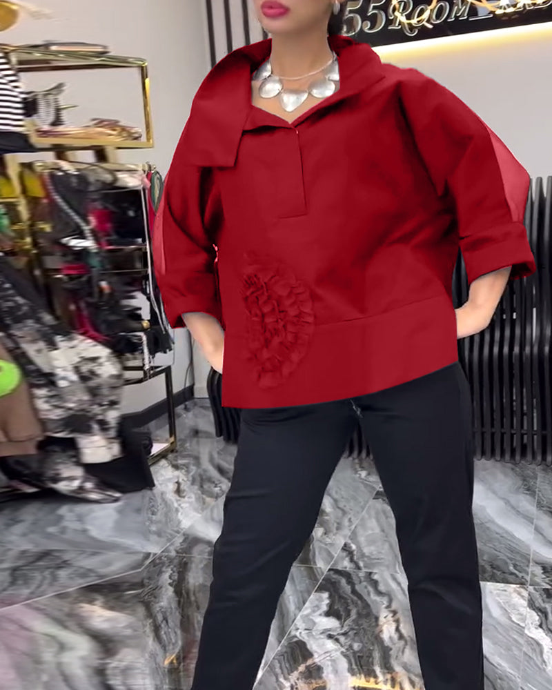 Camicetta con fiori e cuciture in pizzo sul risvolto