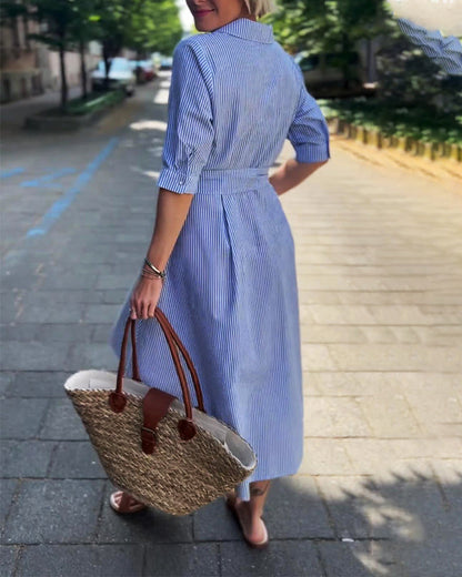 Gestreiftes Kleid mit Taillenschnürung und Revers