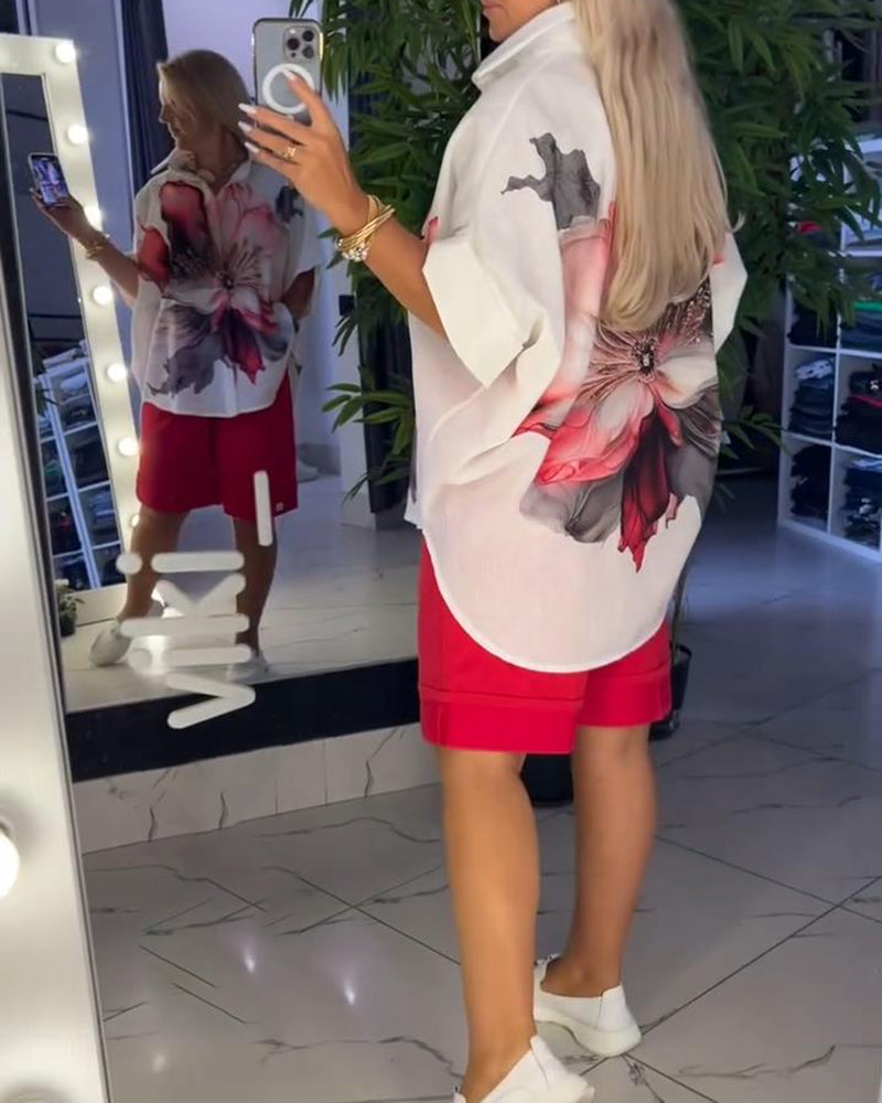 Bluse mit halblangen Ärmeln und großem Blumendruck