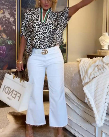 Blusa casual con cuello en V y estampado de leopardo.