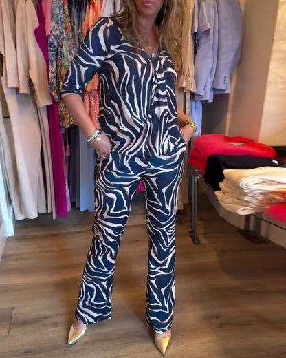 Slim-Fit-Anzug mit V-Ausschnitt, Plissee und Print