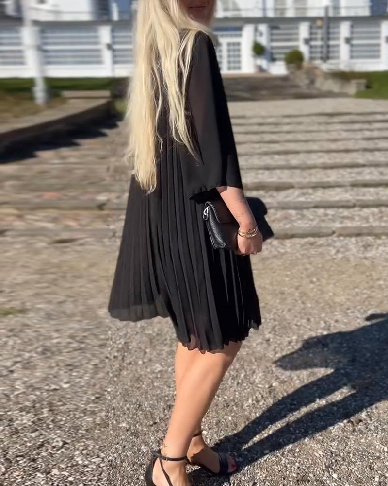 Abito plissettato a tinta unita con maniche a tre quarti