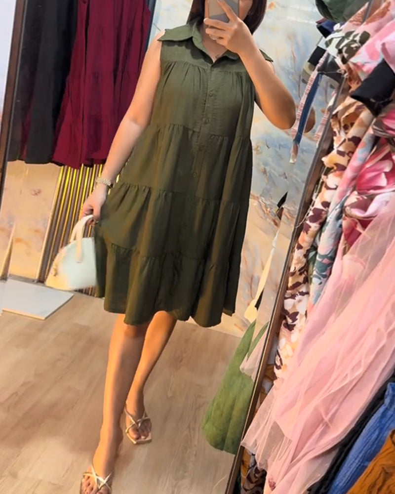 Abito plissettato senza maniche con revers e bottoni