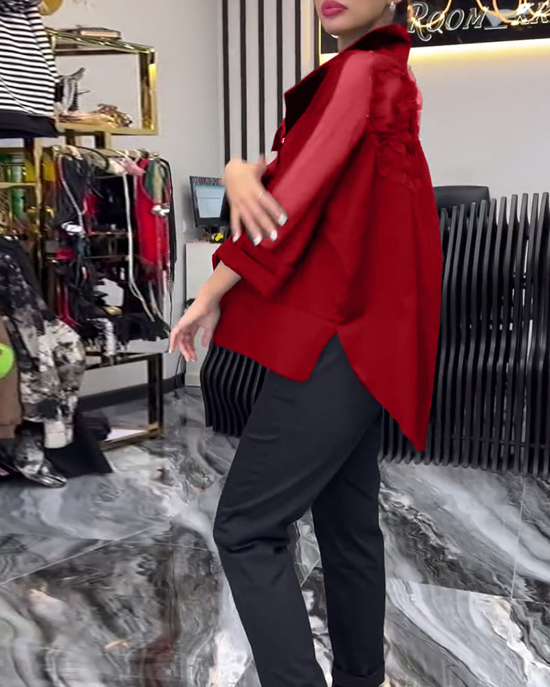 Camicetta con fiori e cuciture in pizzo sul risvolto