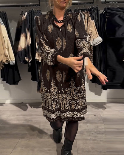 Abito con stampa vintage e bottoni a bavero