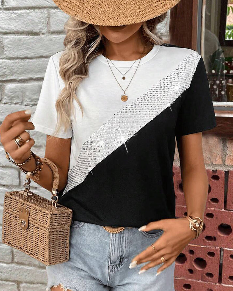 Vielseitiges T-Shirt mit Rundhalsausschnitt und Kontrastfarbe