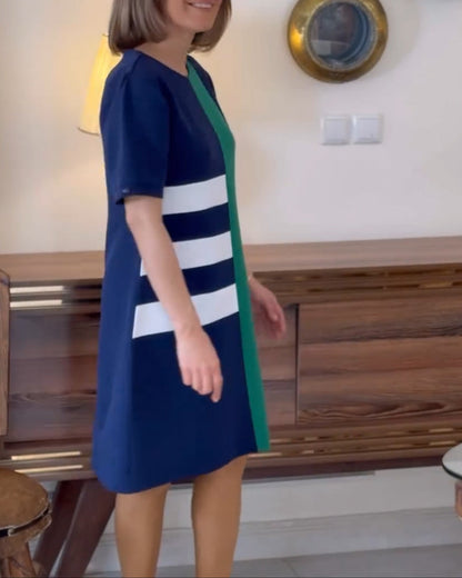 Abito girocollo a contrasto a maniche corte