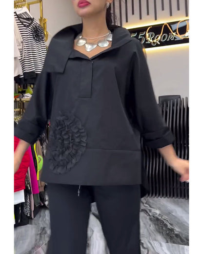 Camicetta con fiori e cuciture in pizzo sul risvolto