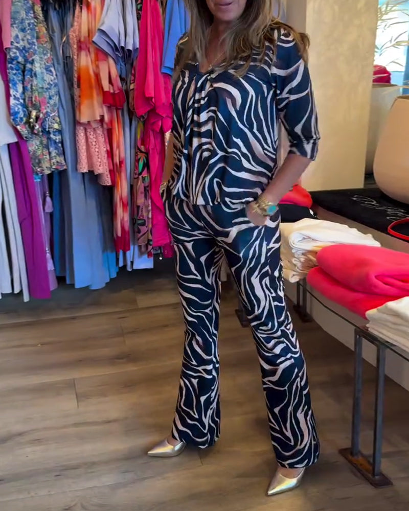 Slim-Fit-Anzug mit V-Ausschnitt, Plissee und Print