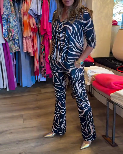 Slim-Fit-Anzug mit V-Ausschnitt, Plissee und Print