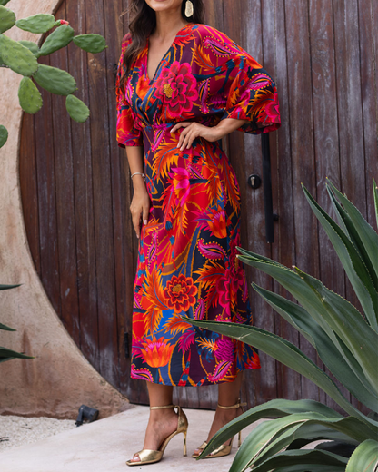 Abito aderente floreale con scollo a V alla moda