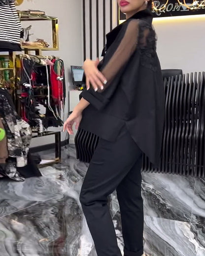 Camicetta con fiori e cuciture in pizzo sul risvolto