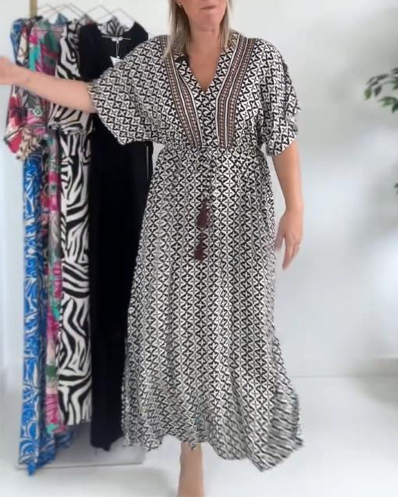 Kleid mit V-Ausschnitt, Rüschenärmeln und Bindegürtel