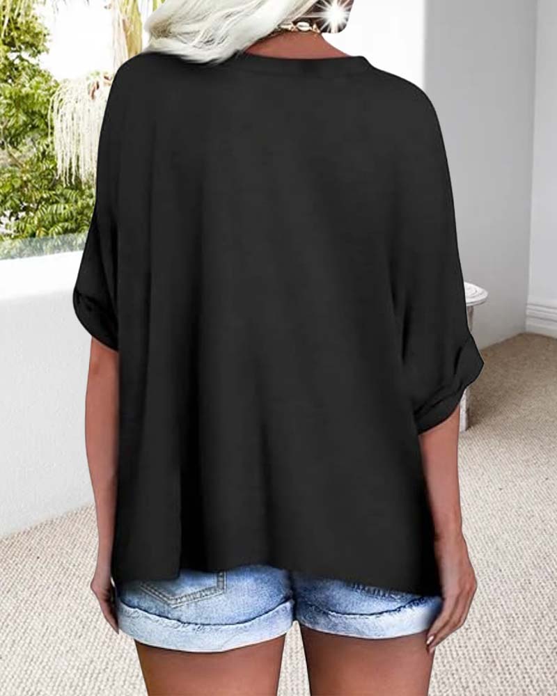 Lockeres T-Shirt mit V-Ausschnitt und gerolltem Saum, kurzärmlig