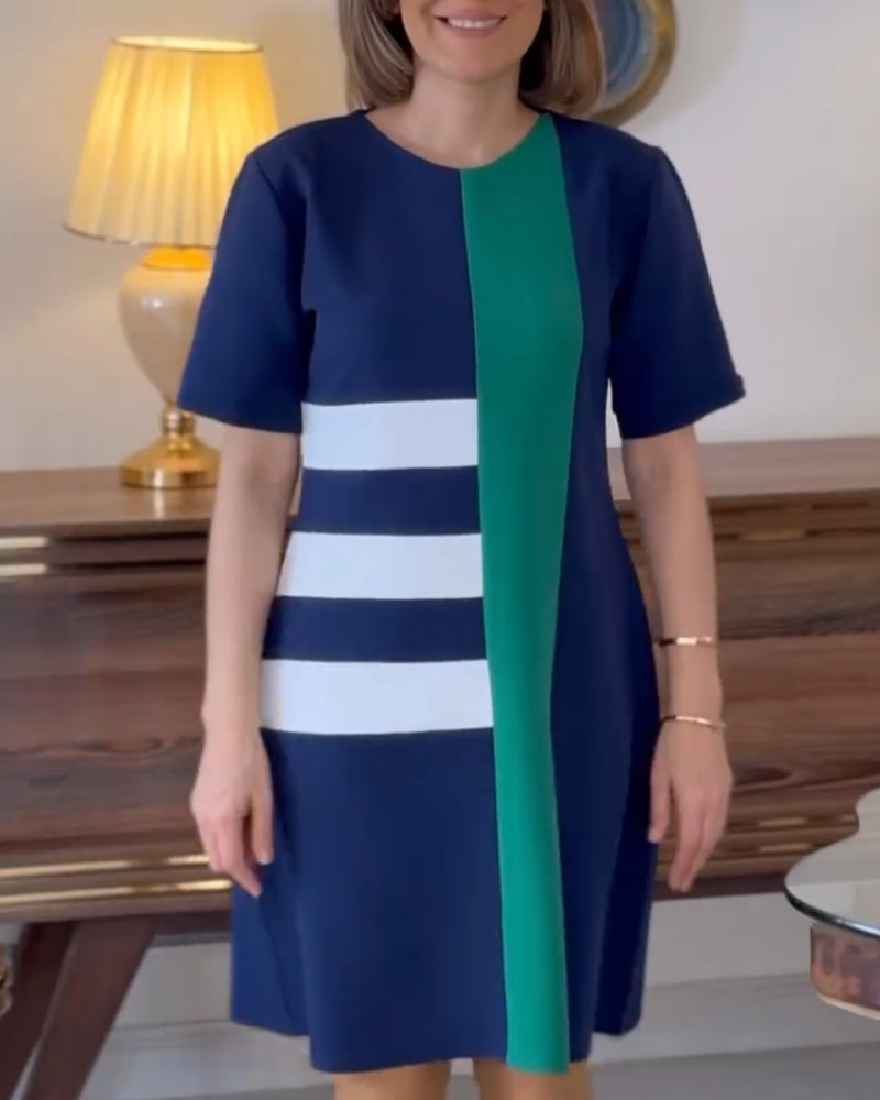 Abito girocollo a contrasto a maniche corte