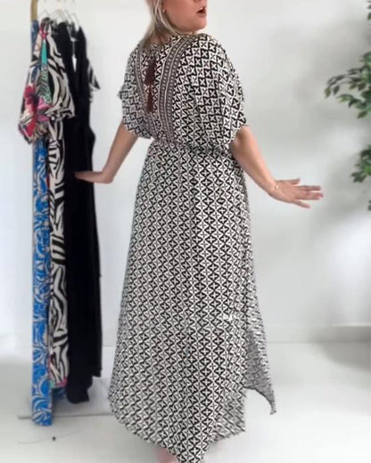 Kleid mit V-Ausschnitt, Rüschenärmeln und Bindegürtel