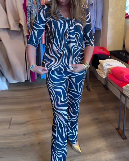 Slim-Fit-Anzug mit V-Ausschnitt, Plissee und Print