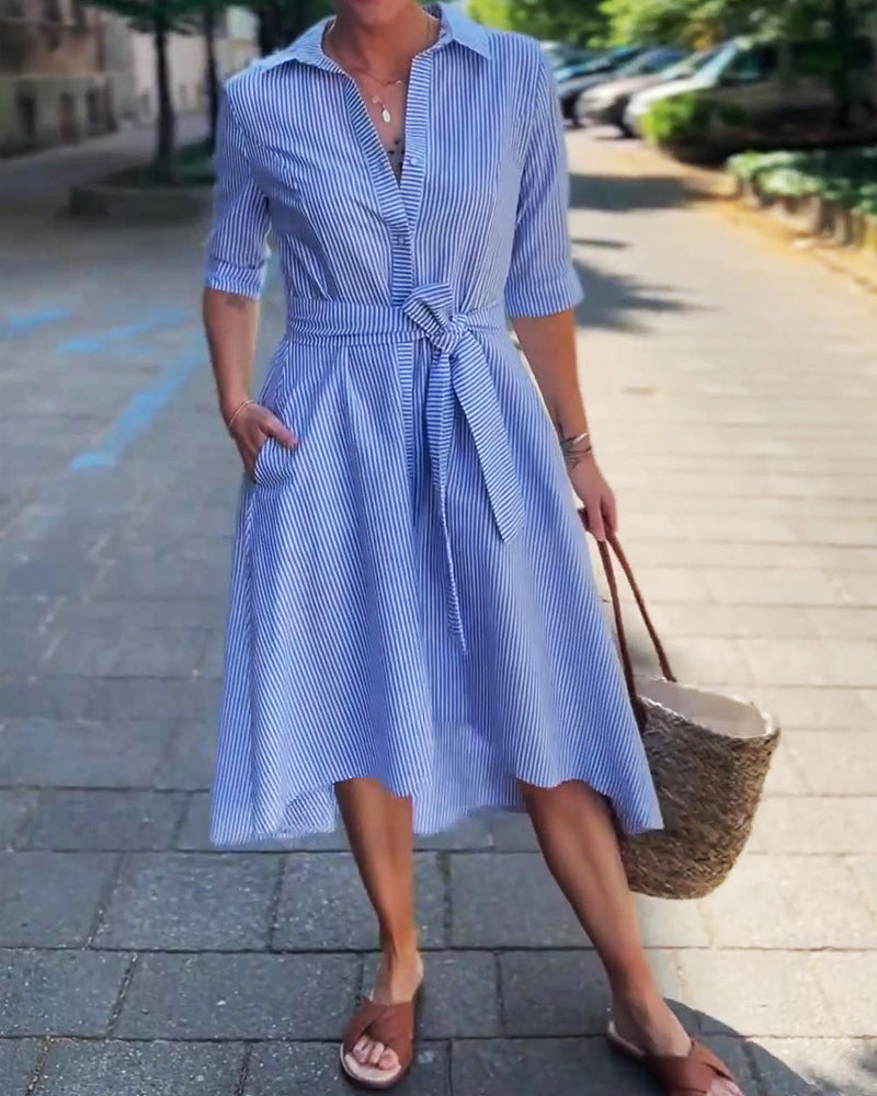 Gestreiftes Kleid mit Taillenschnürung und Revers