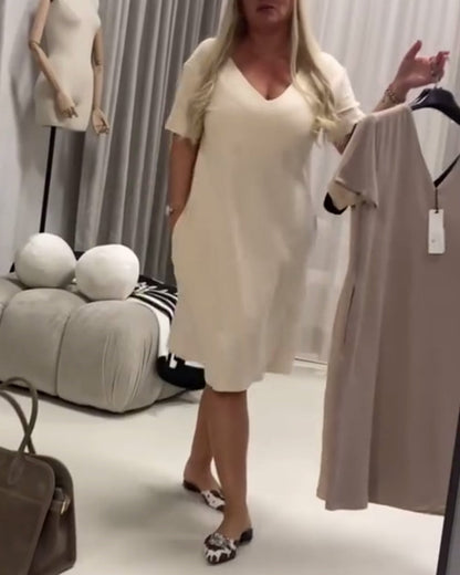 Modisches und elegantes Freizeitkleid mit V-Ausschnitt