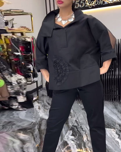 Camicetta con fiori e cuciture in pizzo sul risvolto