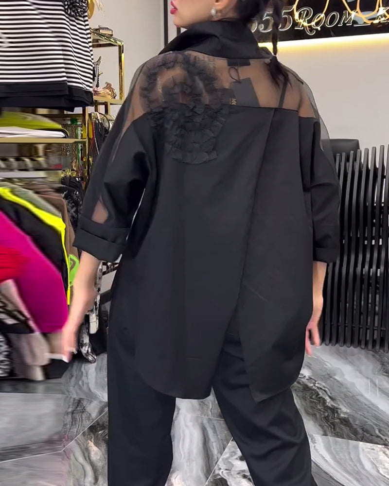 Camicetta con fiori e cuciture in pizzo sul risvolto