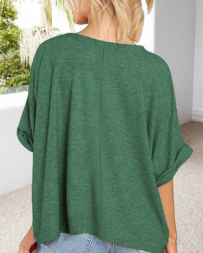 Lockeres T-Shirt mit V-Ausschnitt und gerolltem Saum, kurzärmlig