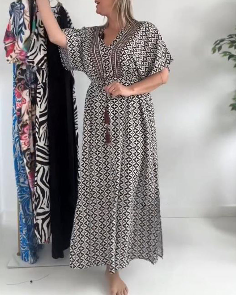 Kleid mit V-Ausschnitt, Rüschenärmeln und Bindegürtel