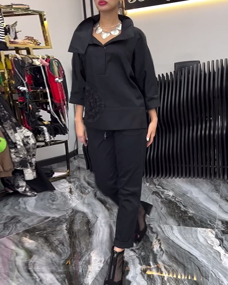 Camicetta con fiori e cuciture in pizzo sul risvolto