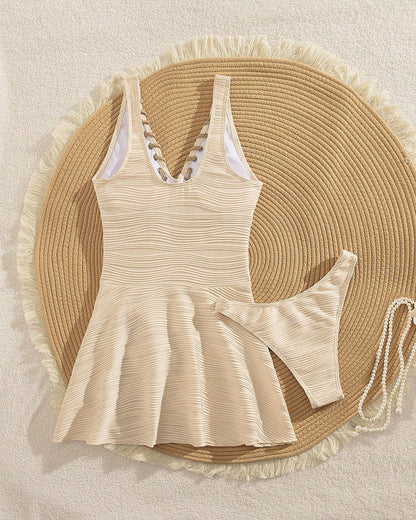 Strukturierter Badeanzug mit V-Ausschnitt und Strapsen