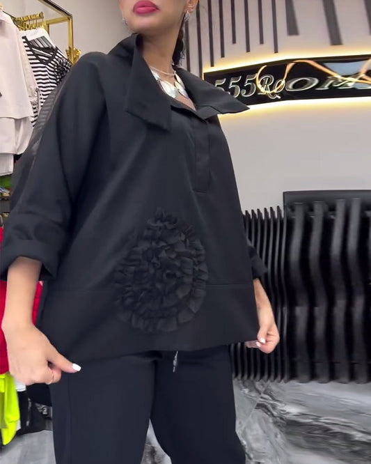 Camicetta con fiori e cuciture in pizzo sul risvolto