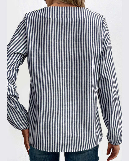 Blusa a righe con scollo obliquo