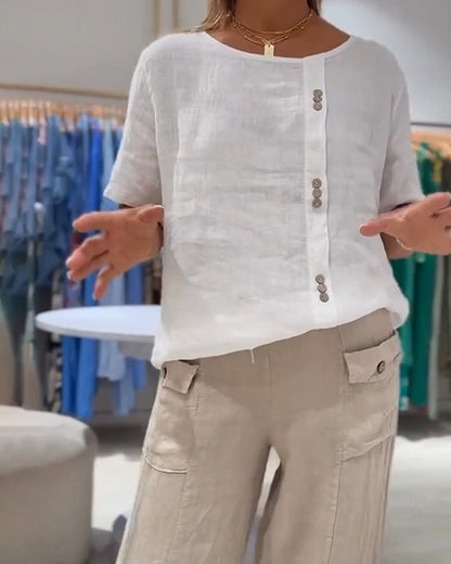 Lässiges, lockeres T-Shirt mit Knöpfen