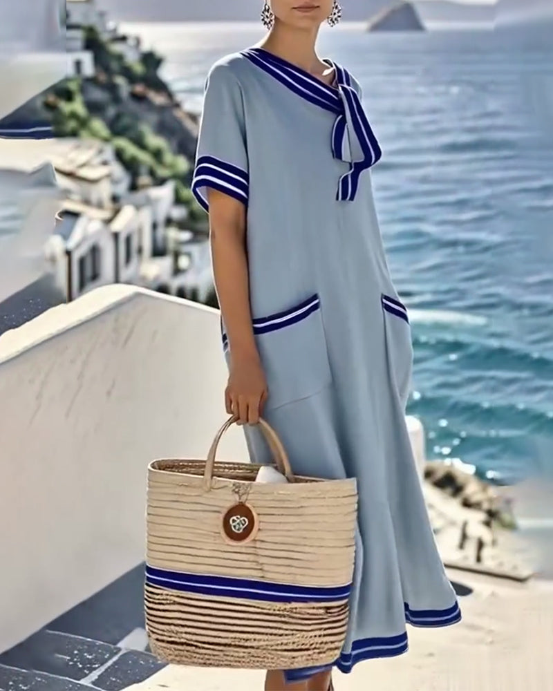 Lässiges Kleid mit Kontrastbändern